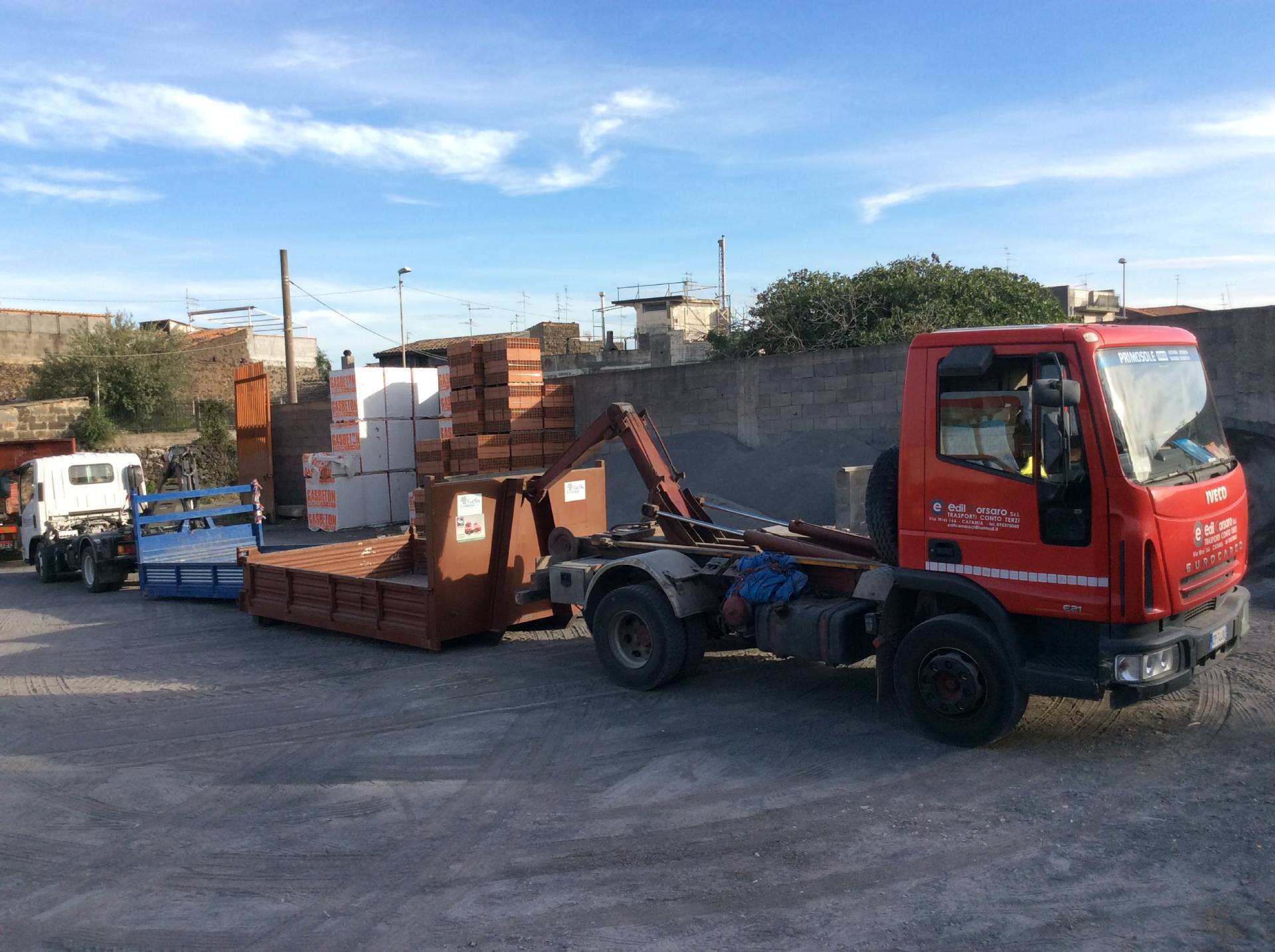 camion adibito al trasporto di rifiuti edili