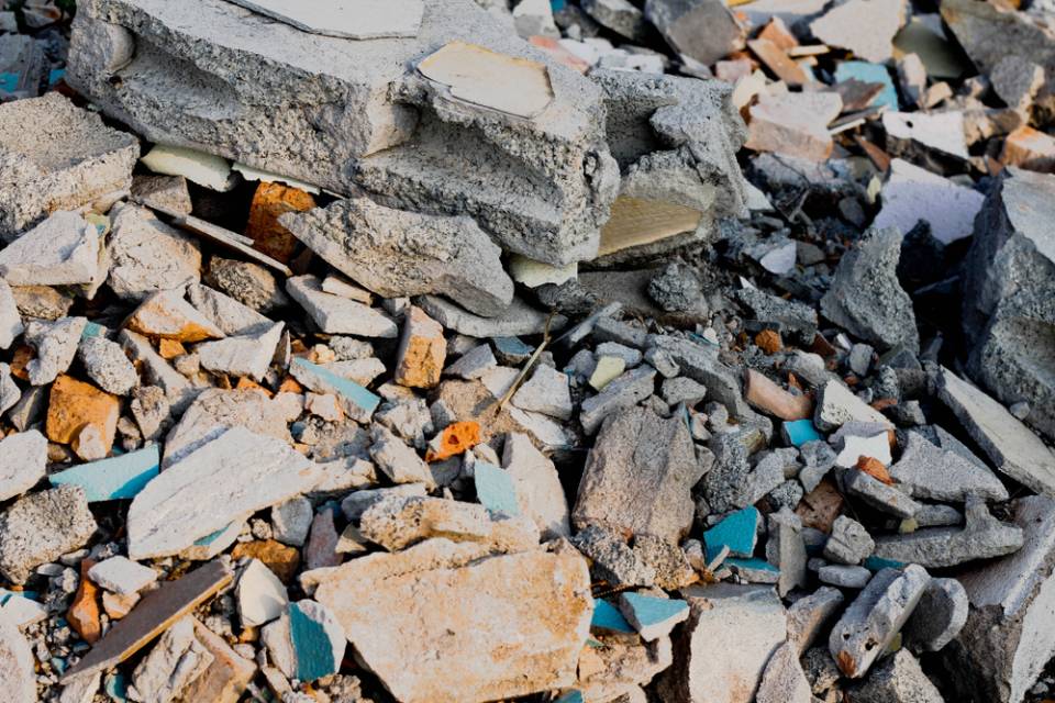 accumulo di rifiuti inerti dopo una demolizione