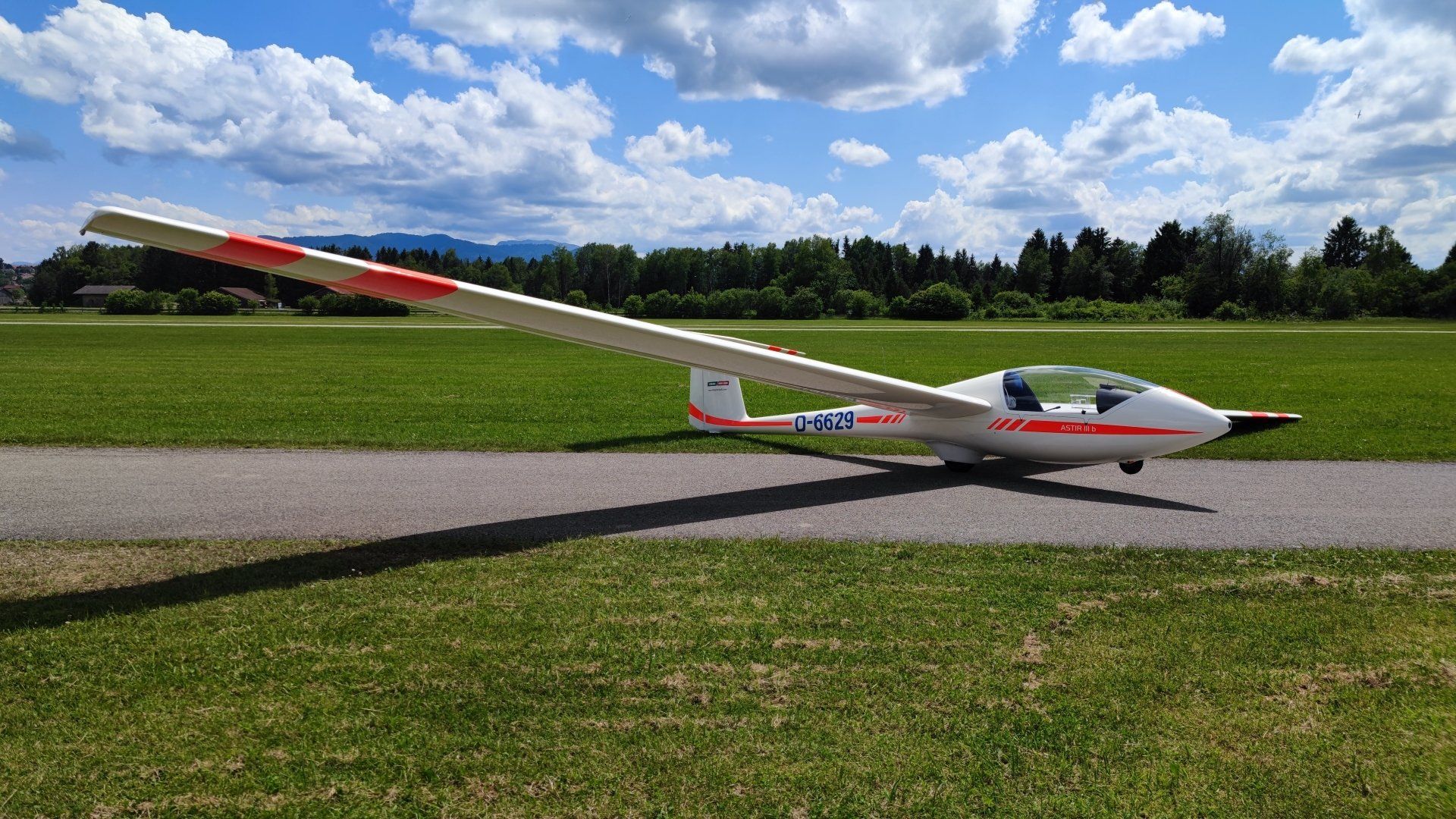 Das Segelflugzeug D-6629 startet am Segelflugzentrum Königsdorf im Windenstart. Flugzeugtyp ist  Club Astir III b
