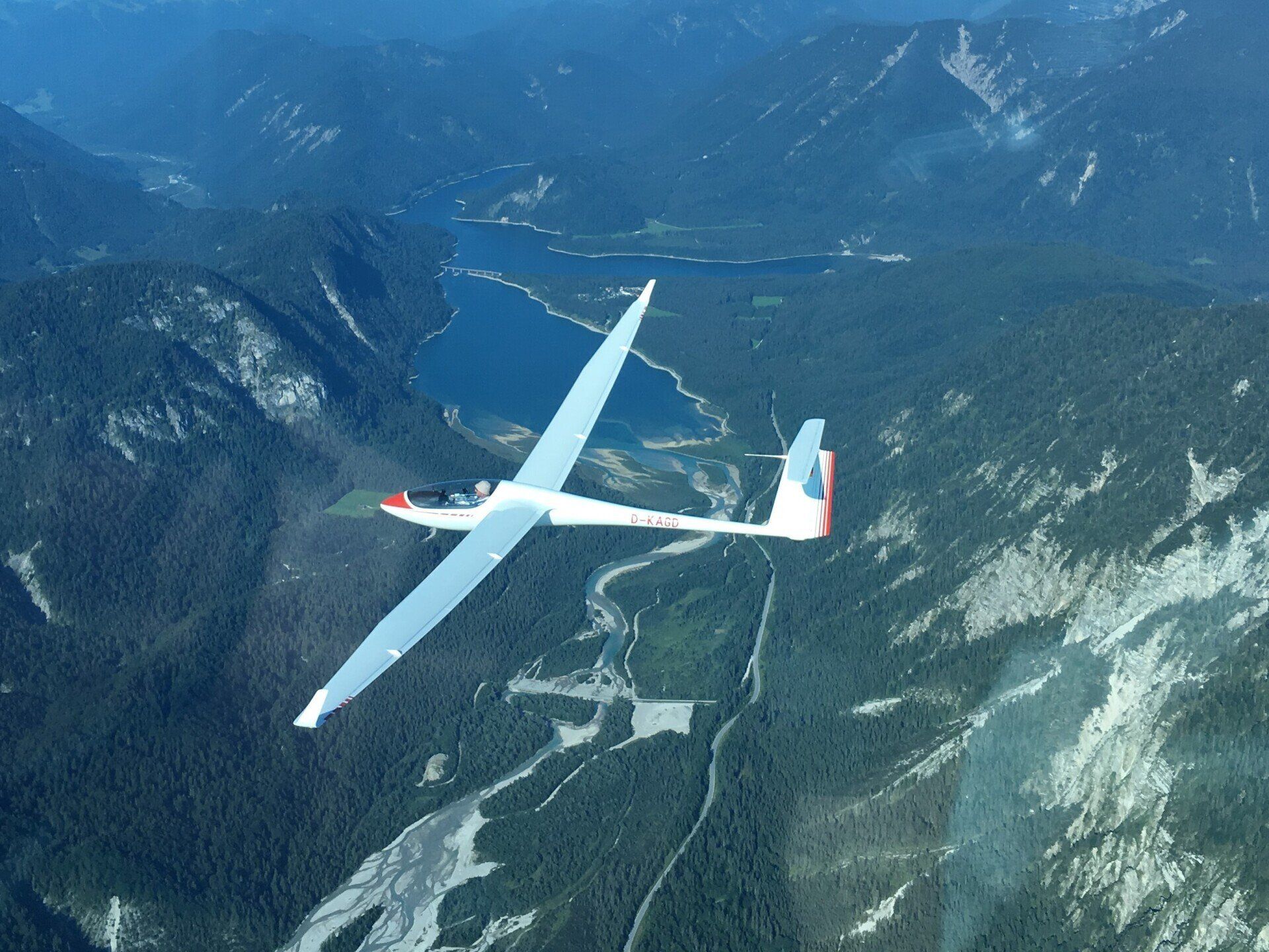 Das Segelflugzeug D-KAGD fliegt durch die Alpen. Flugzeugtyp ist  ASH 26 E