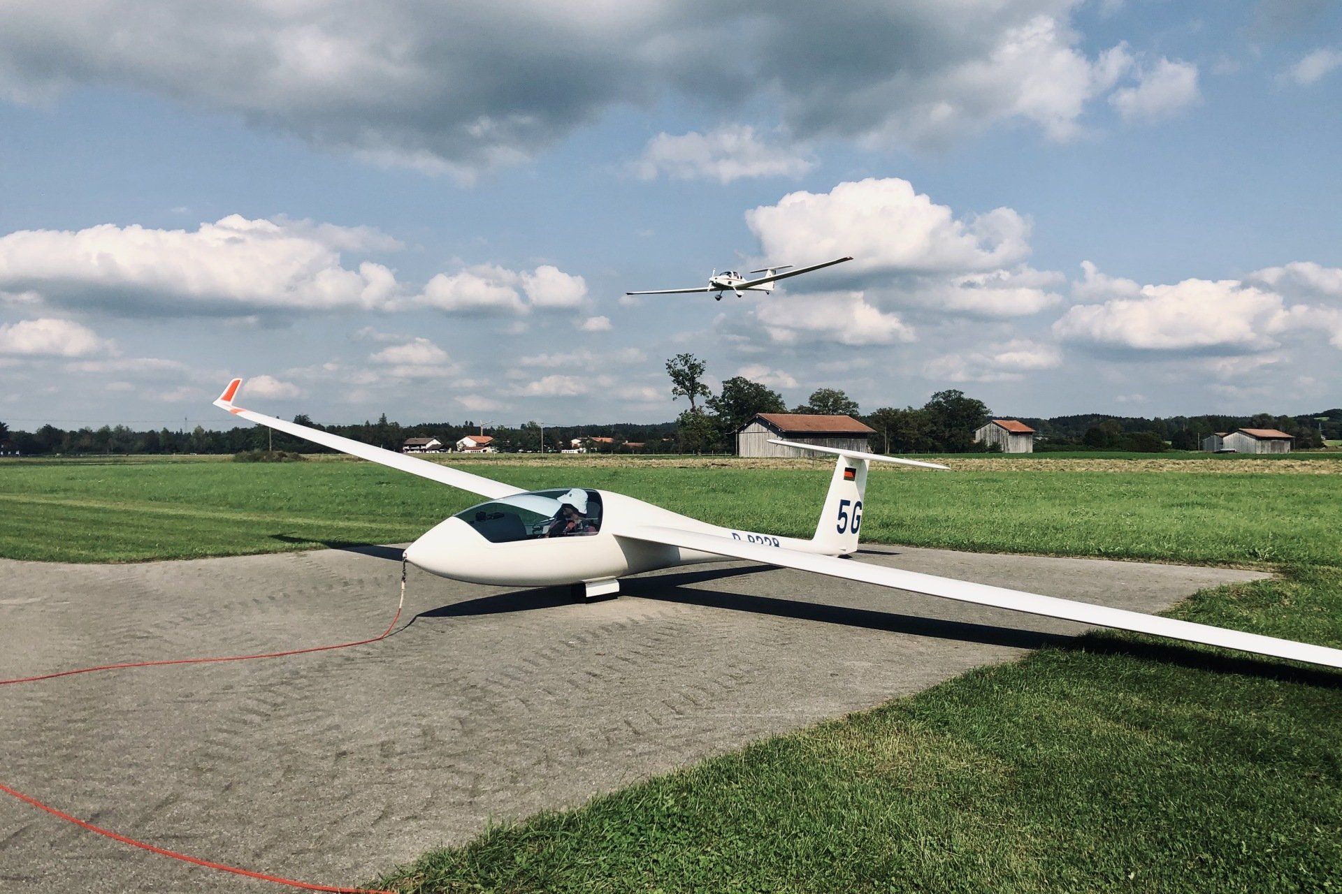 Das Segelflugzeug D-8228 steht zum Start vom Segelflugzentrum Königsdorf bereit. Flugzeugtyp ist Discus