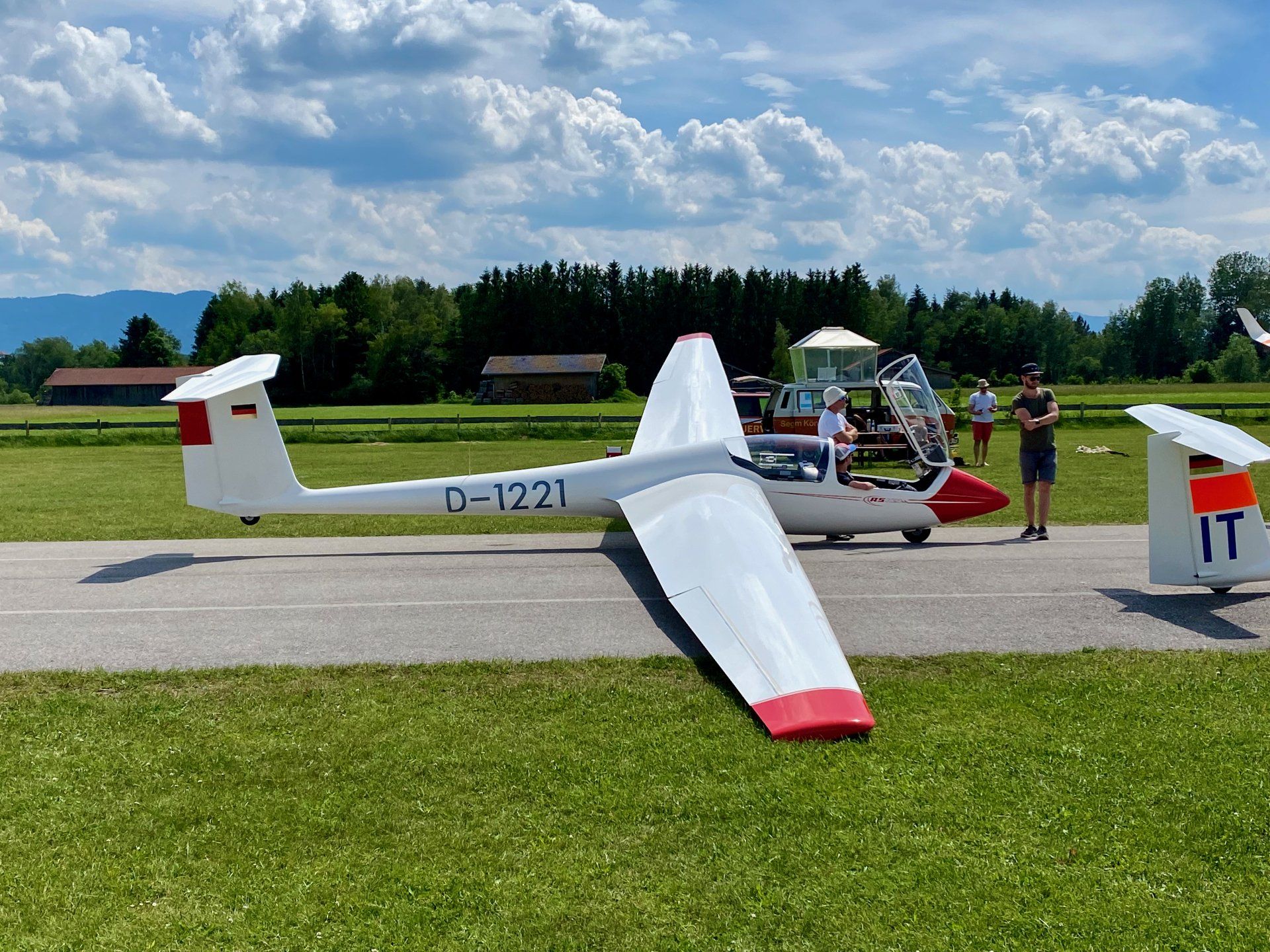 Das Segelflugzeug D-1221 steht am Segelflugzentrum Königsdorf zum start bereit. Flugzeugtyp ist  ASK 21