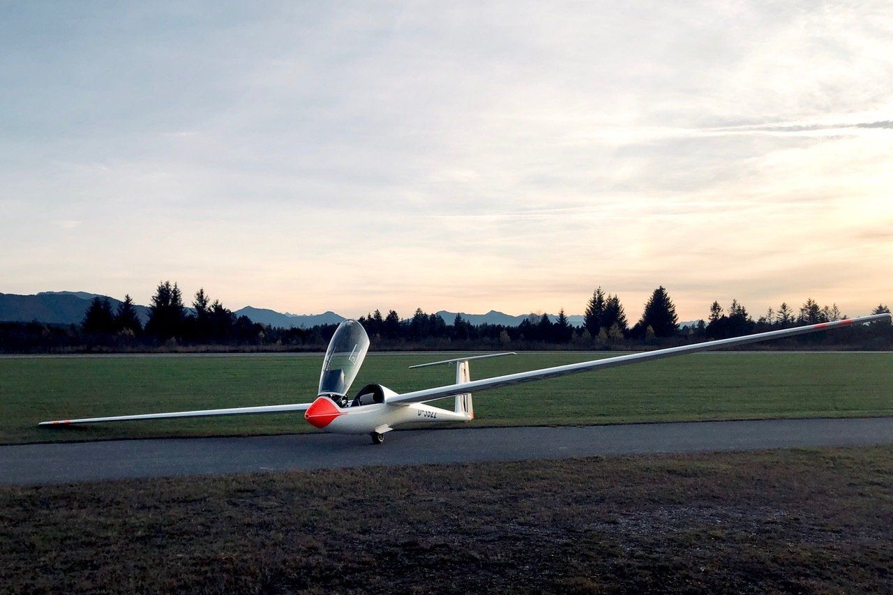 Das Segelflugzeug D-3922 steht am Segelflugzentrum Königsdorf auf der Landebahn. Flugzeugtyp ist LS3