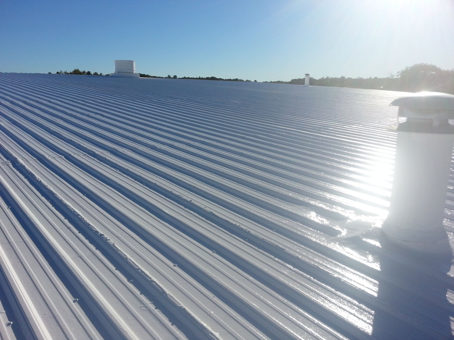 Un toit blanc avec un ciel bleu en arrière-plan