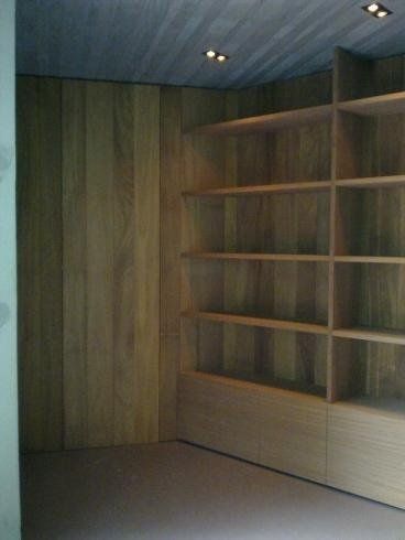 Libreria in legno chiaro