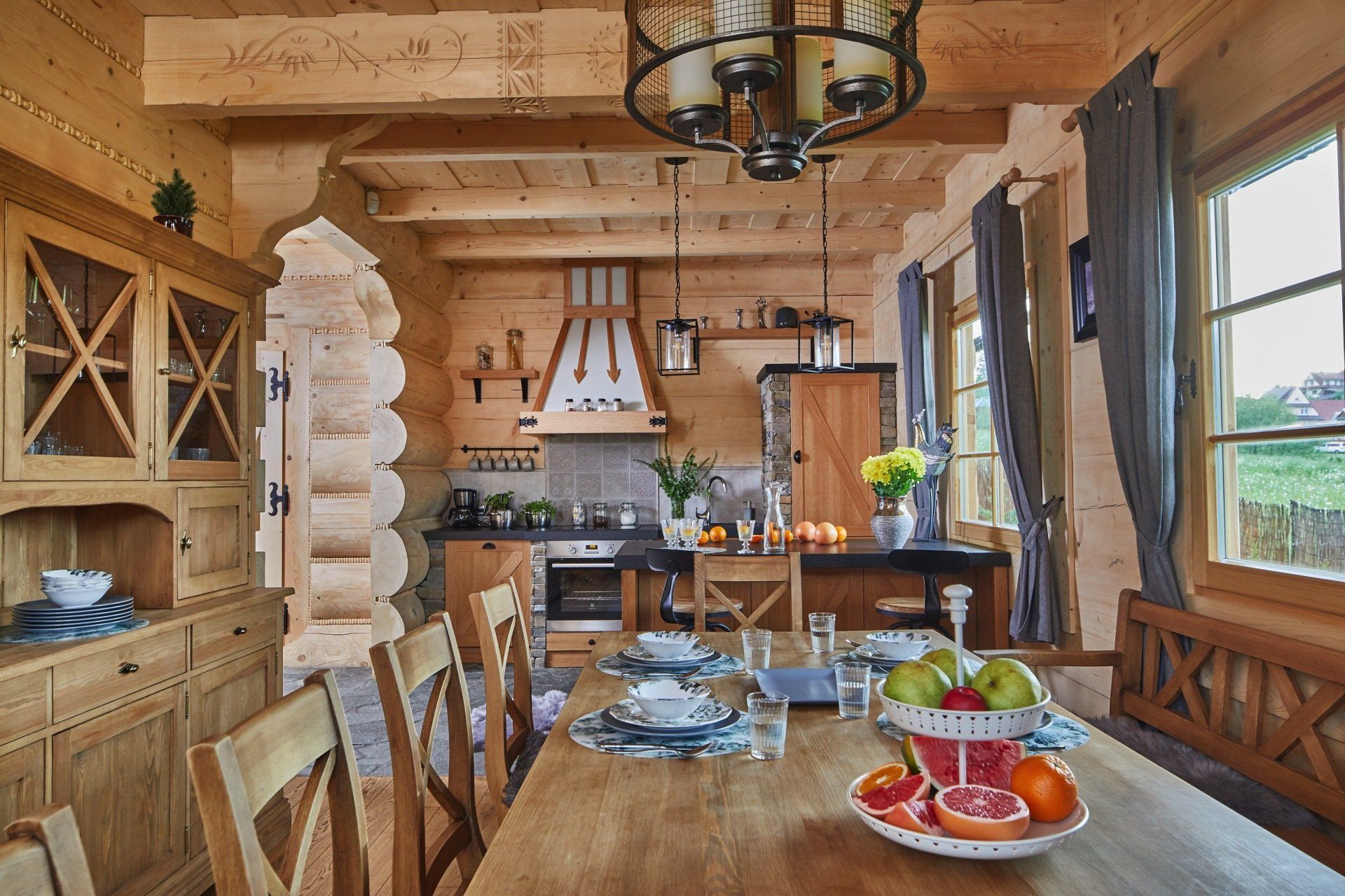 Jadalnia z aneksem kuchennym w domku alpejskim