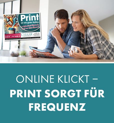 Paar sitzt am Tisch und liest einen Prospekt, darüber Text: Online klickt – Print sorgt für Frequenz