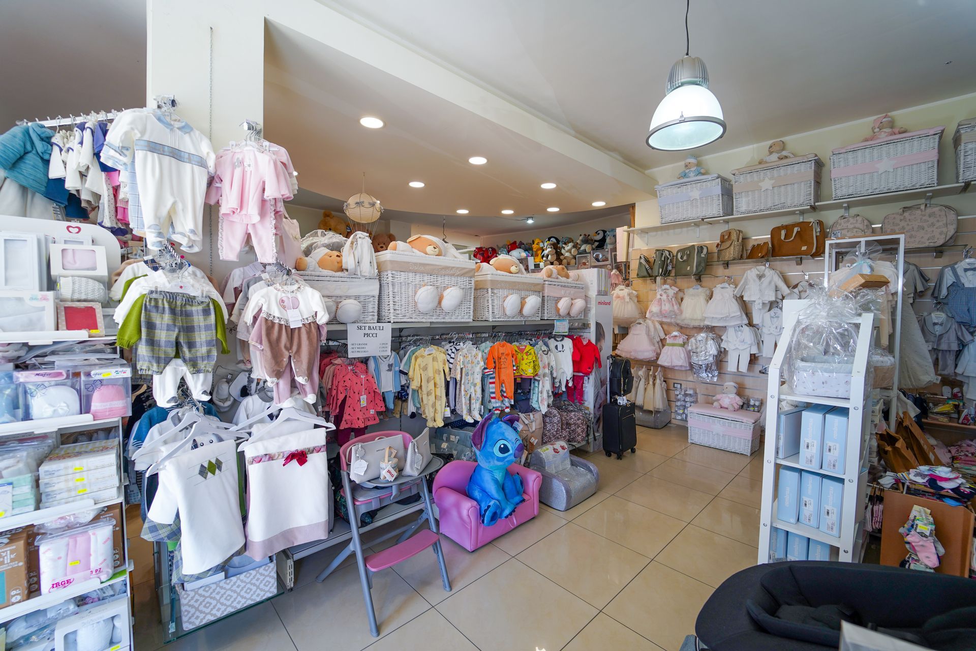 un bambino mangia con cucchiaio 