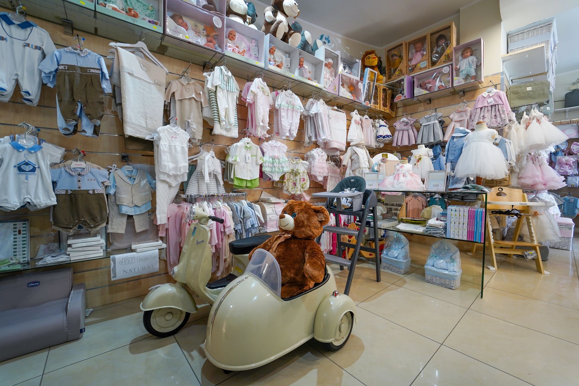un bambino mangia con cucchiaio 