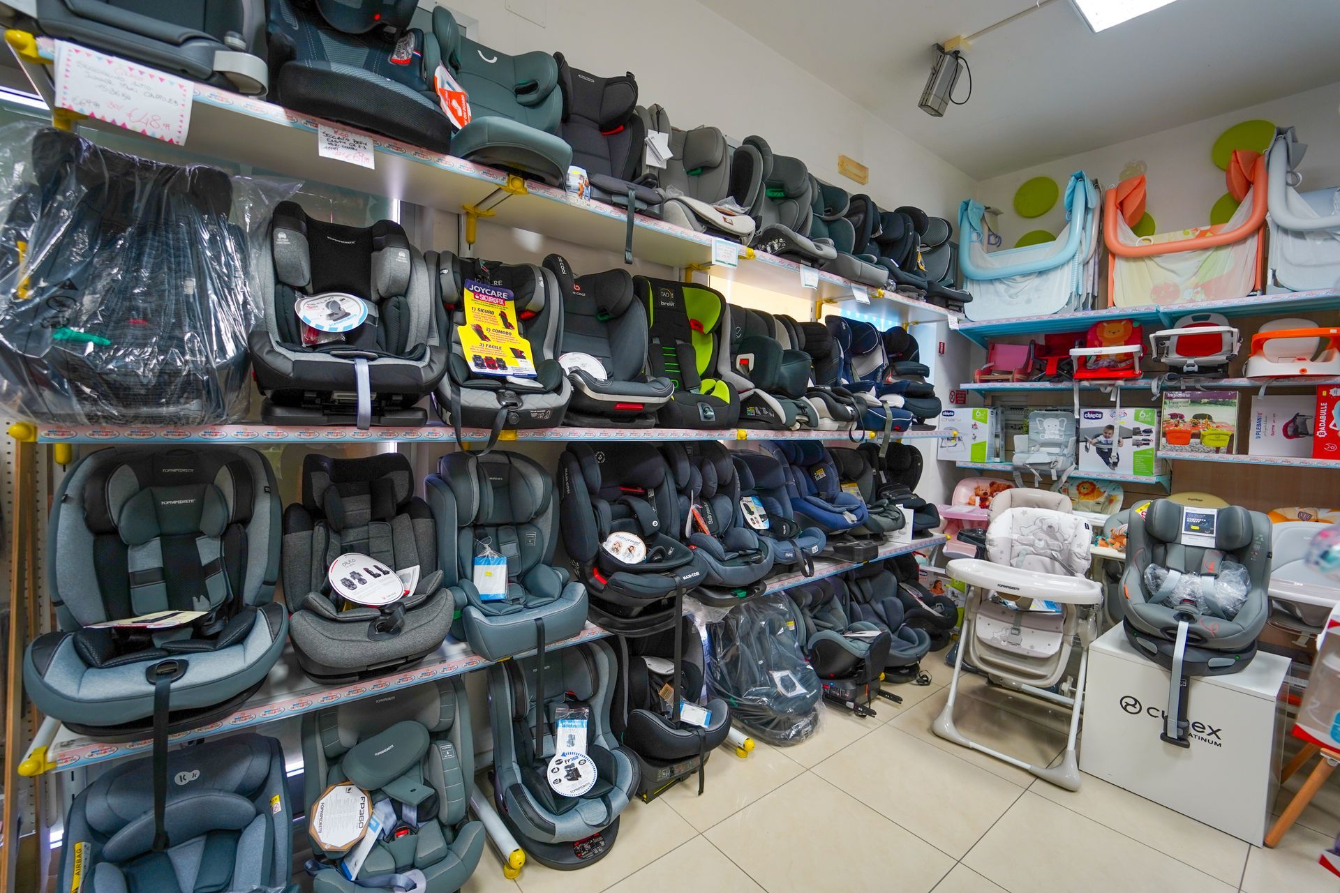 una donna spinge un passeggino con un bambino dentro.