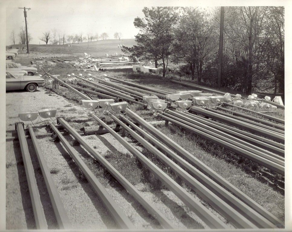 A black and white photo of a lot of pipes