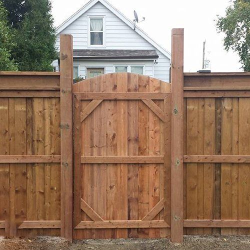 wood and vinyl fence builders in Puslinch Ontario