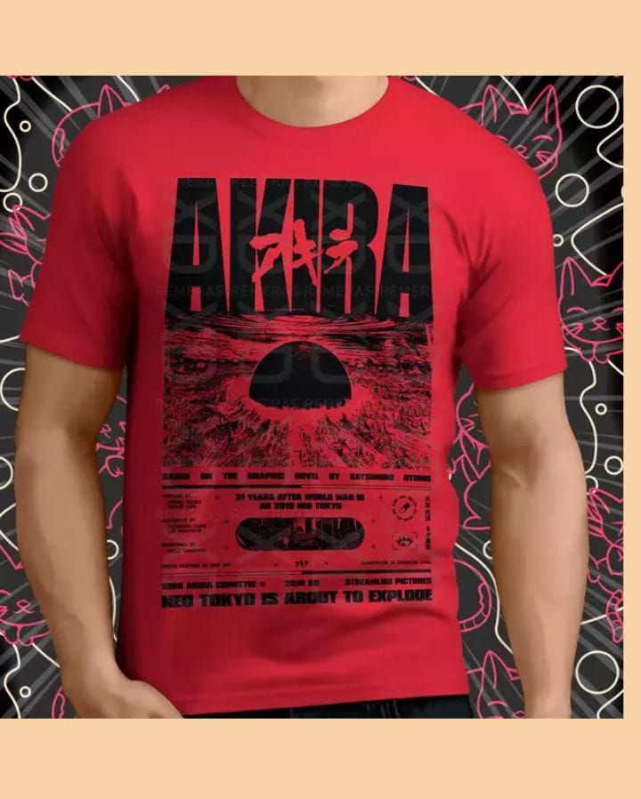 Un hombre lleva una camiseta roja de Akira.