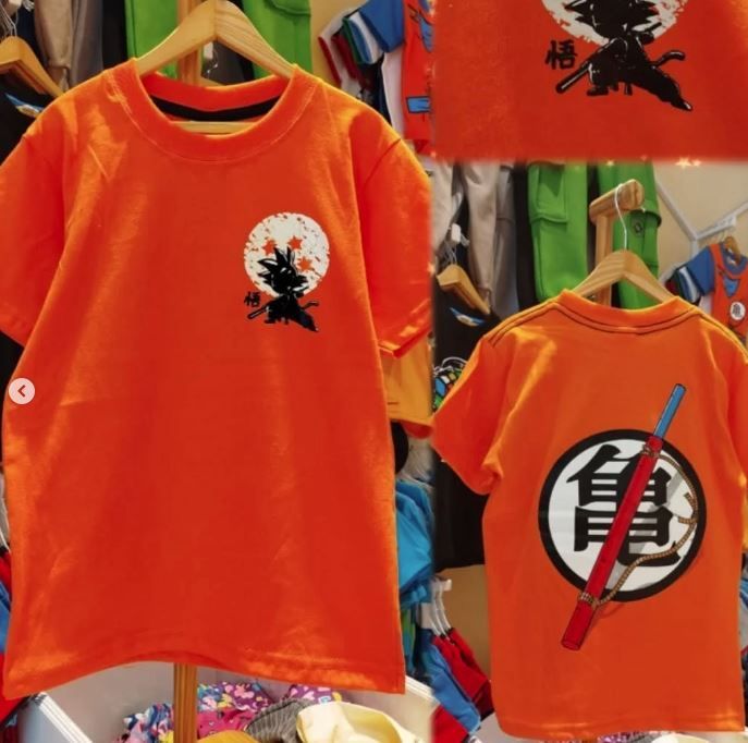 Una camiseta naranja con el logo de Dragon Ball.