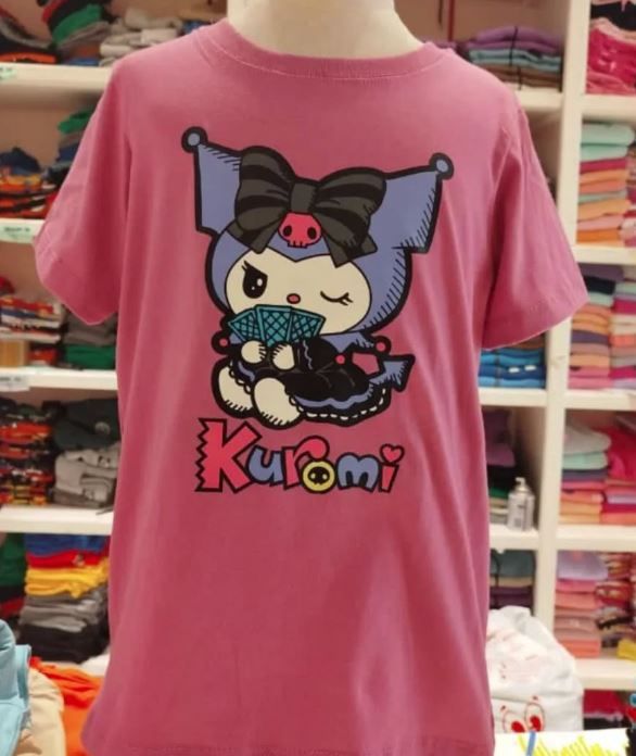 Una camiseta rosa con una imagen de Kuromi.