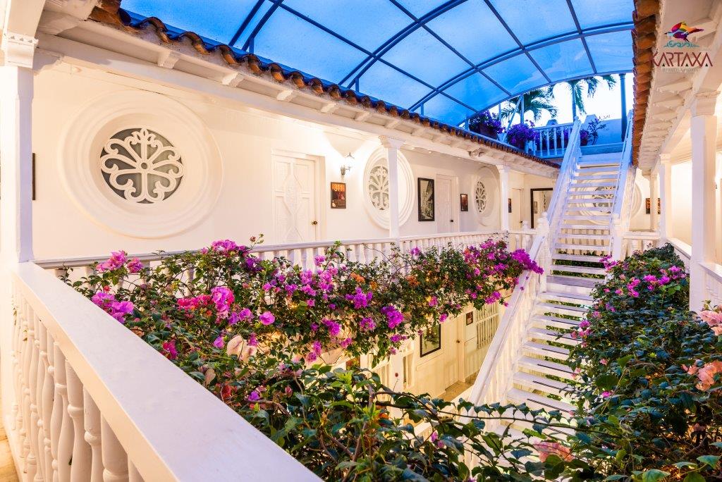 Escaleras del hotel Kartaxa en Cartagena