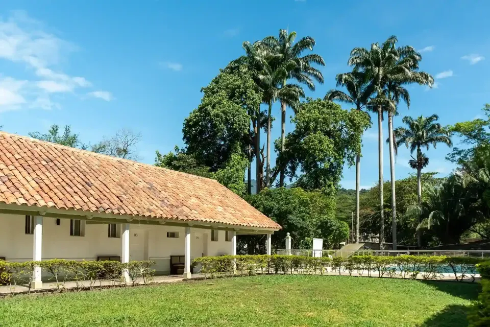 Zona verde del Hotel Palmeras en Villeta, ideal para eventos campestres, celebraciones empresariales y reuniones al aire libre.