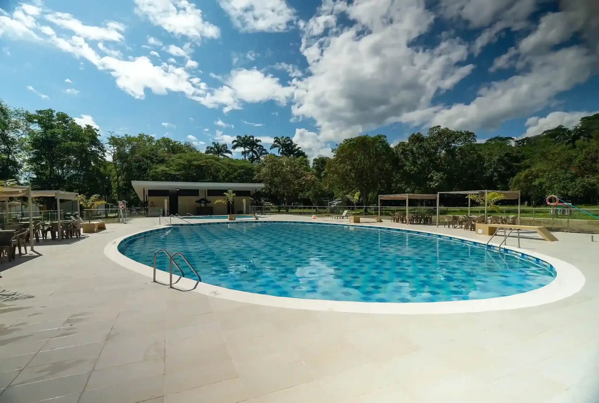 Vista panorámica de Las Palmeras, un hotel con piscina en Villeta rodeado de naturaleza y tranquilidad.