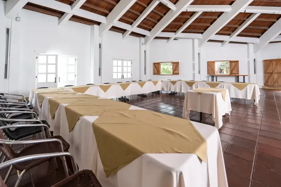 Salón campestre para eventos corporativos en Hotel Palmeras, cerca de Bogotá, rodeado de naturaleza y con alojamiento disponible.
