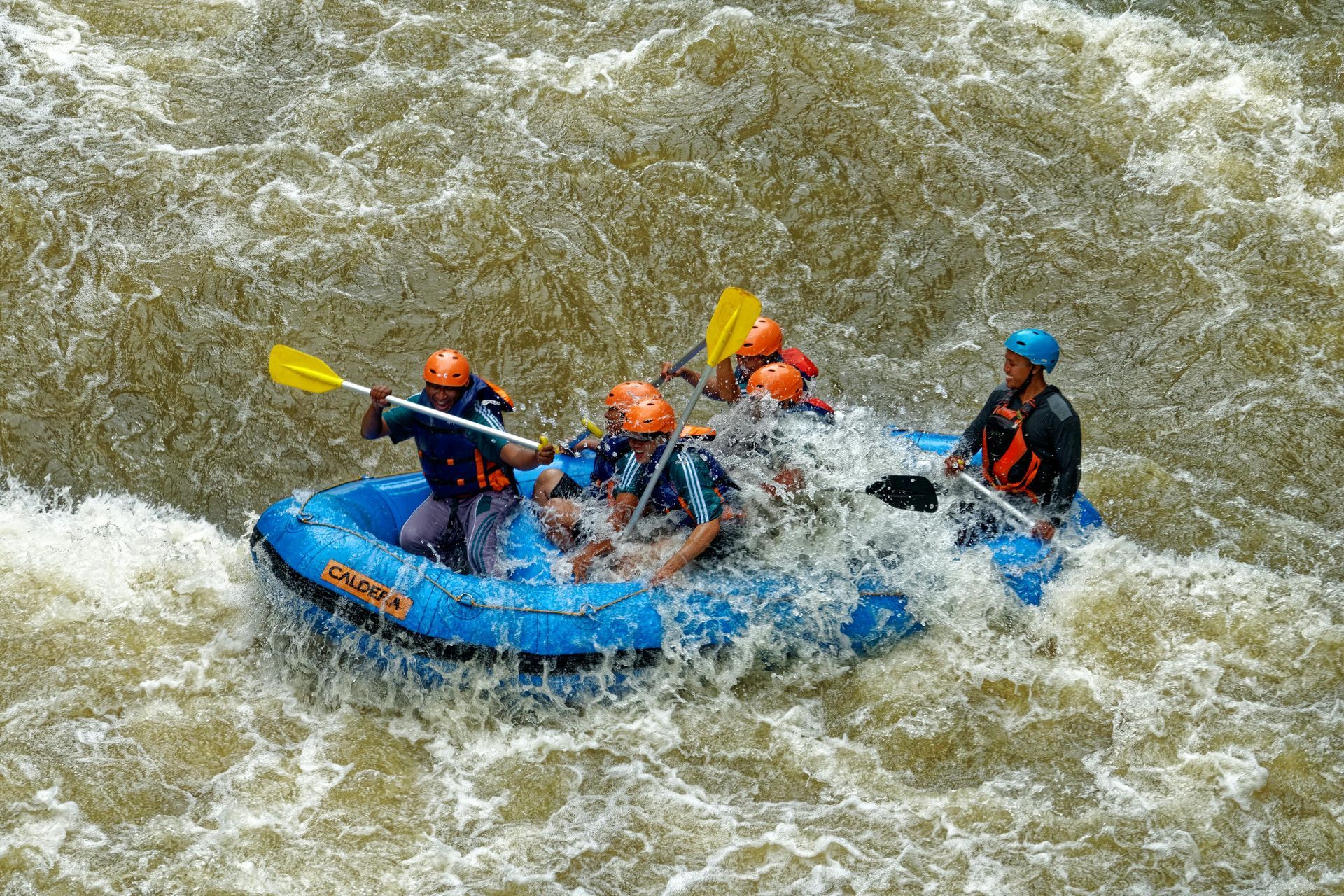 Actividad de rafting en río para planes familiares en Villeta, experiencia de aventura al aire libre ideal para disfrutar en grupo.
