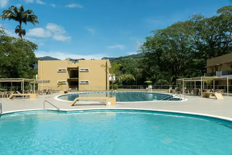 Escapada de Navidad a Villeta en Hotel Las Palmeras, piscina y zonas verdes para disfrutar con familia y amigos.