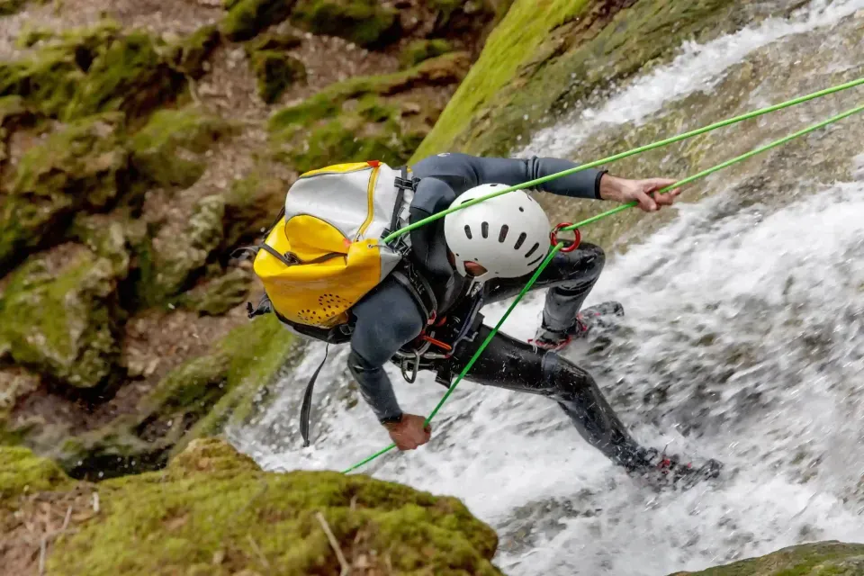 Turista practicando rápel en cascada cerca del Hotel Las Palmeras, plan de aventura en medio de la naturaleza.