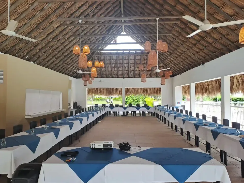 Salón de eventos en Hotel Palmeras, con capacidad para reuniones, conferencias y celebraciones sociales cerca de Bogotá.
