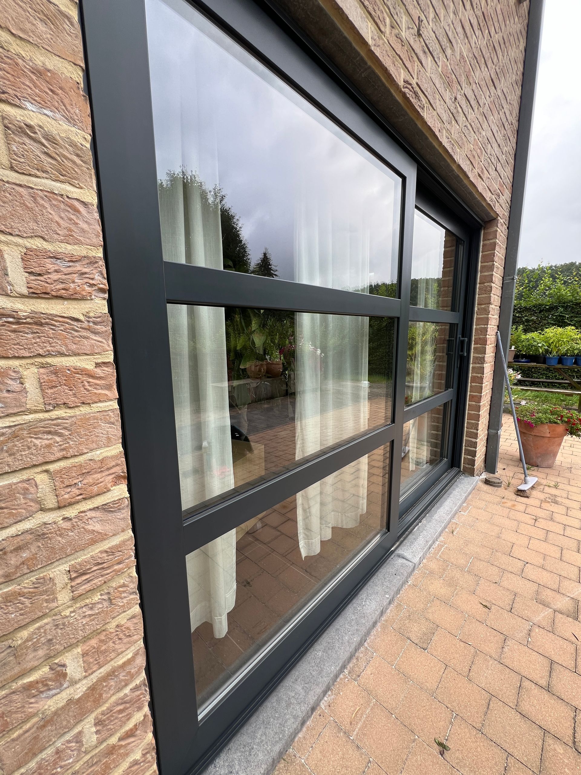 kleurherstel raamkozijnen, coating aluminium kozijnen, dieptereiniging kozijnen.