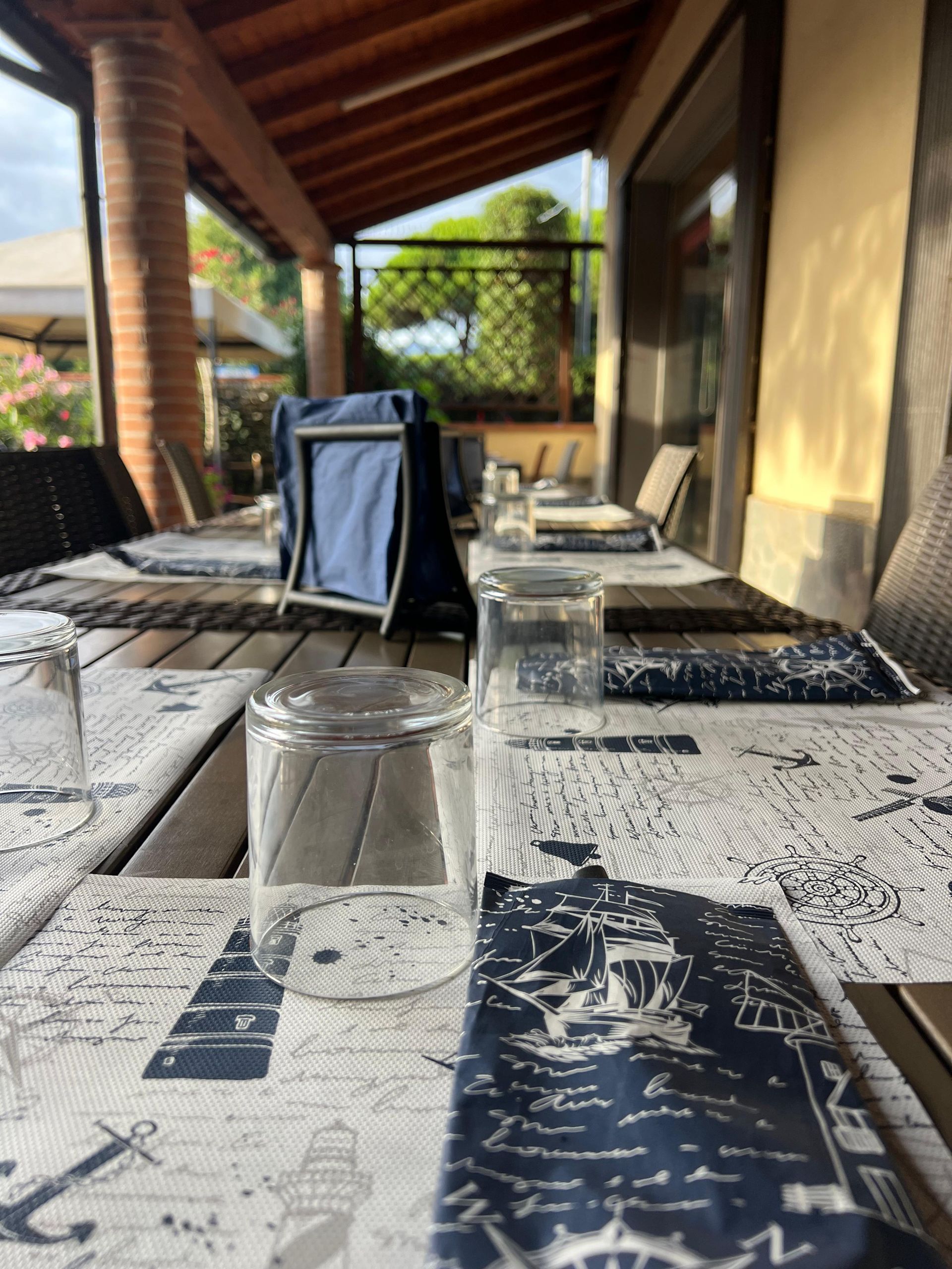 Un tavolo con un tovagliolo su cui è scritto