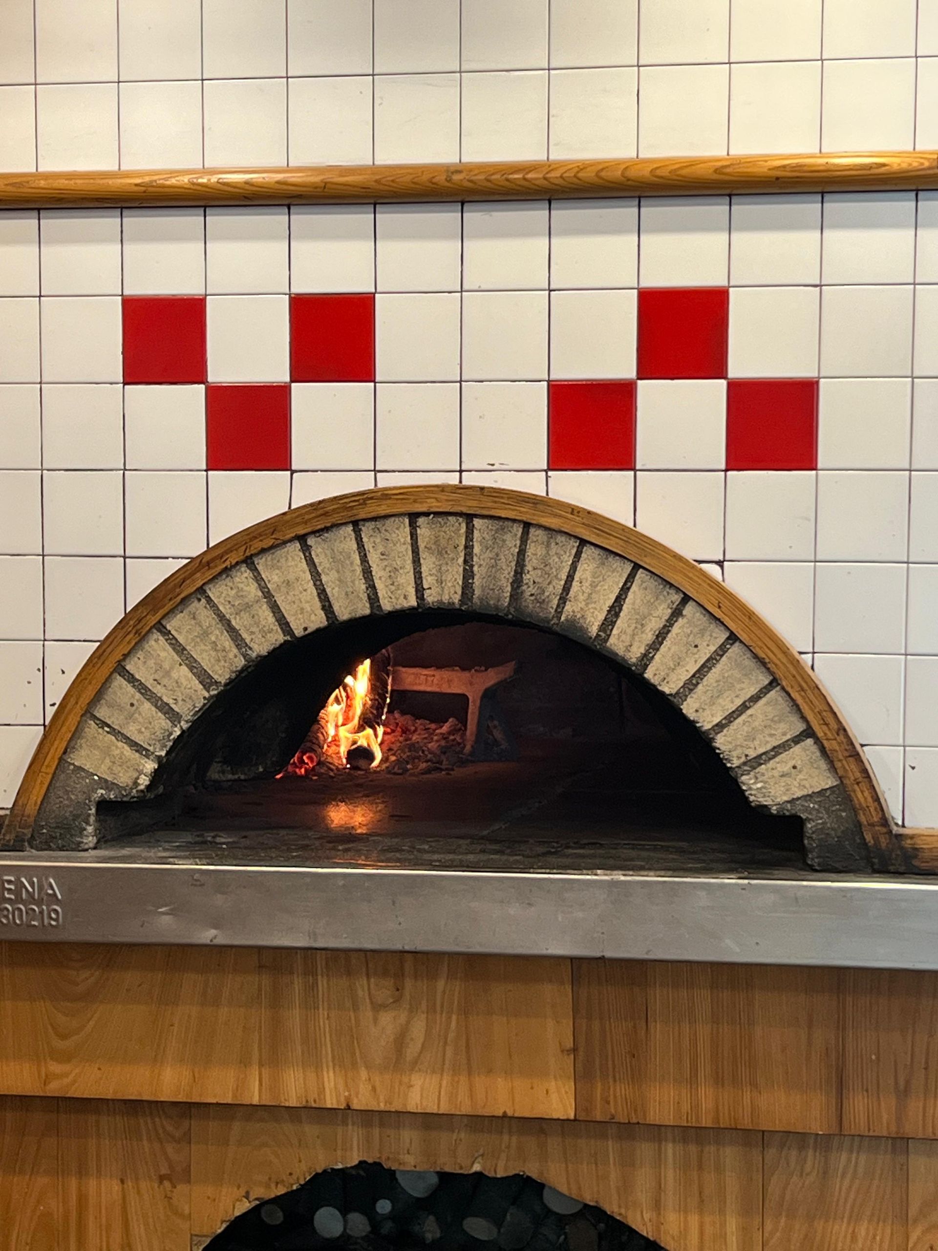 Un patio con tavoli, sedie e fiori sullo sfondo
