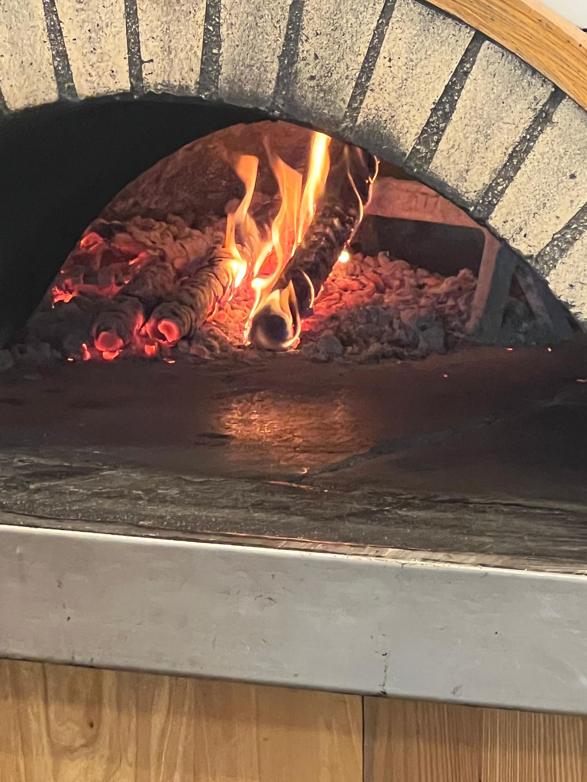 Un fuoco esce da un forno di mattoni.