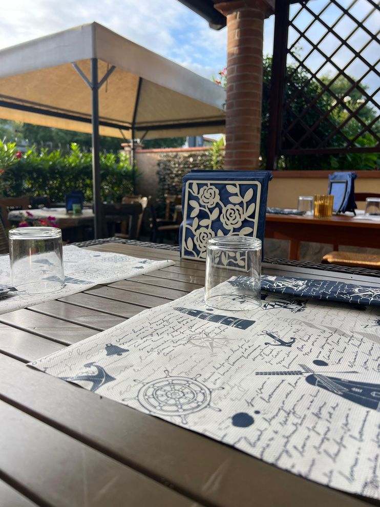 Un tavolo con un sottopiatto con scritto 