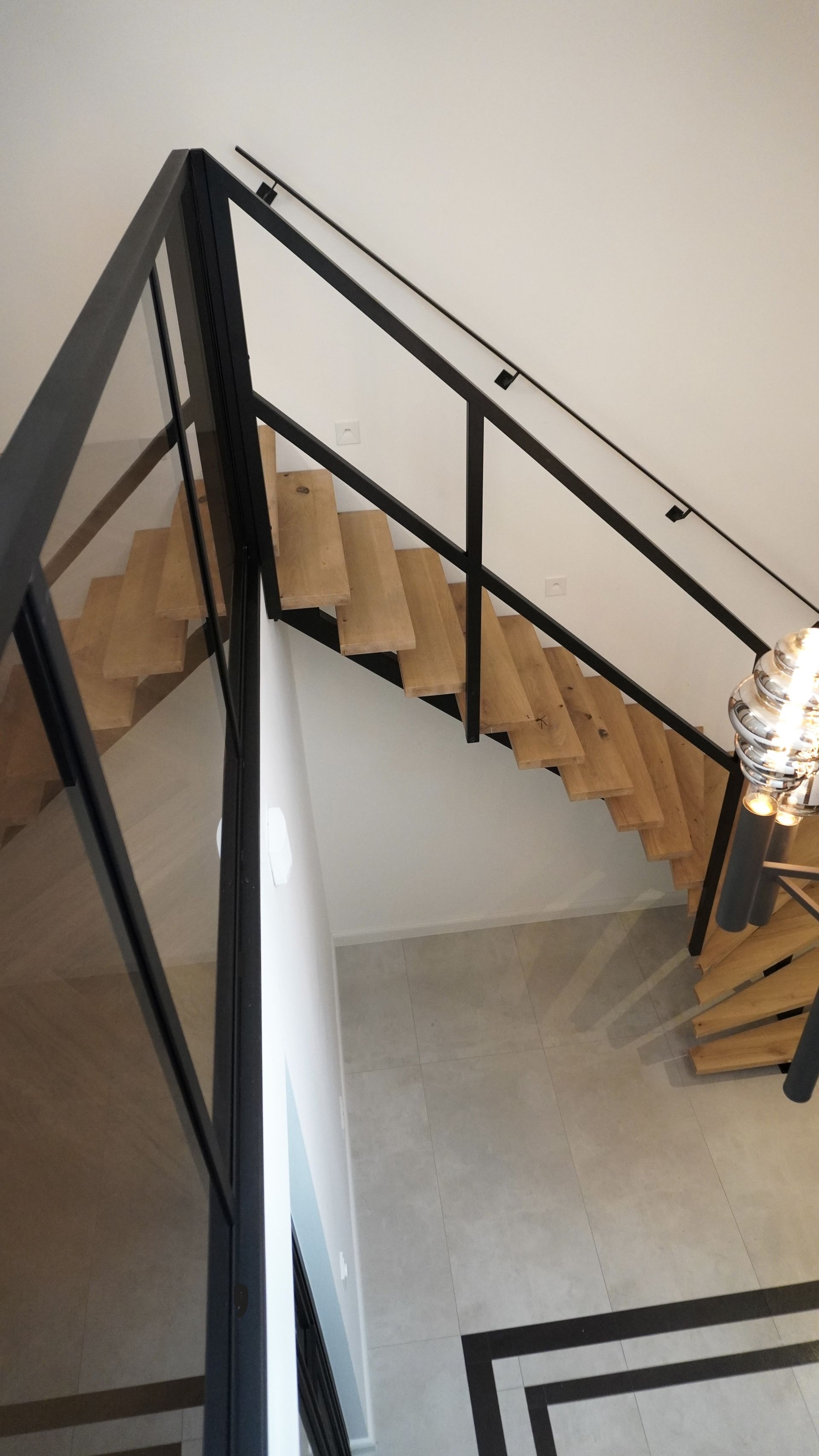 Stalen balustrade met glas voor stalen trap met eikenhouten treden