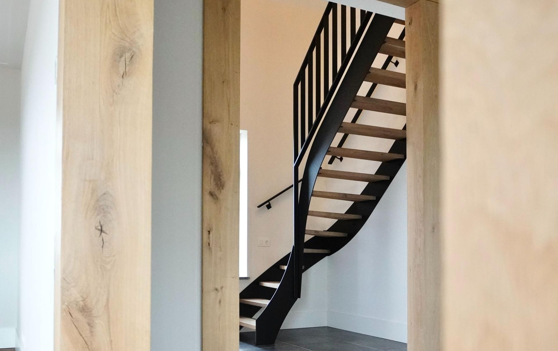 Zwart stalen trap met balustrade voorzien van spijlen