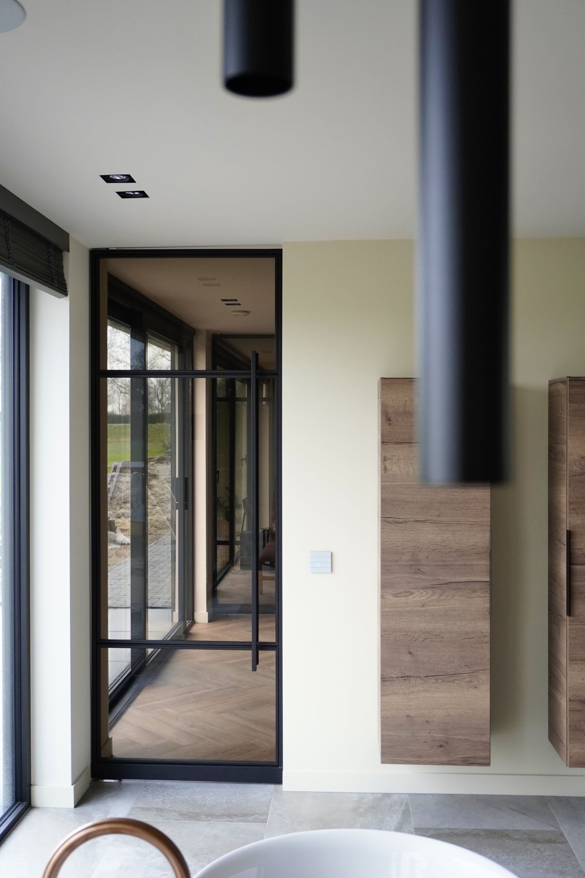 Stalen taatsdeur met glas, op maat gemaakt. Elke indeling mogelijk. Uitgevoerd met brons getint veiligheidsglas.