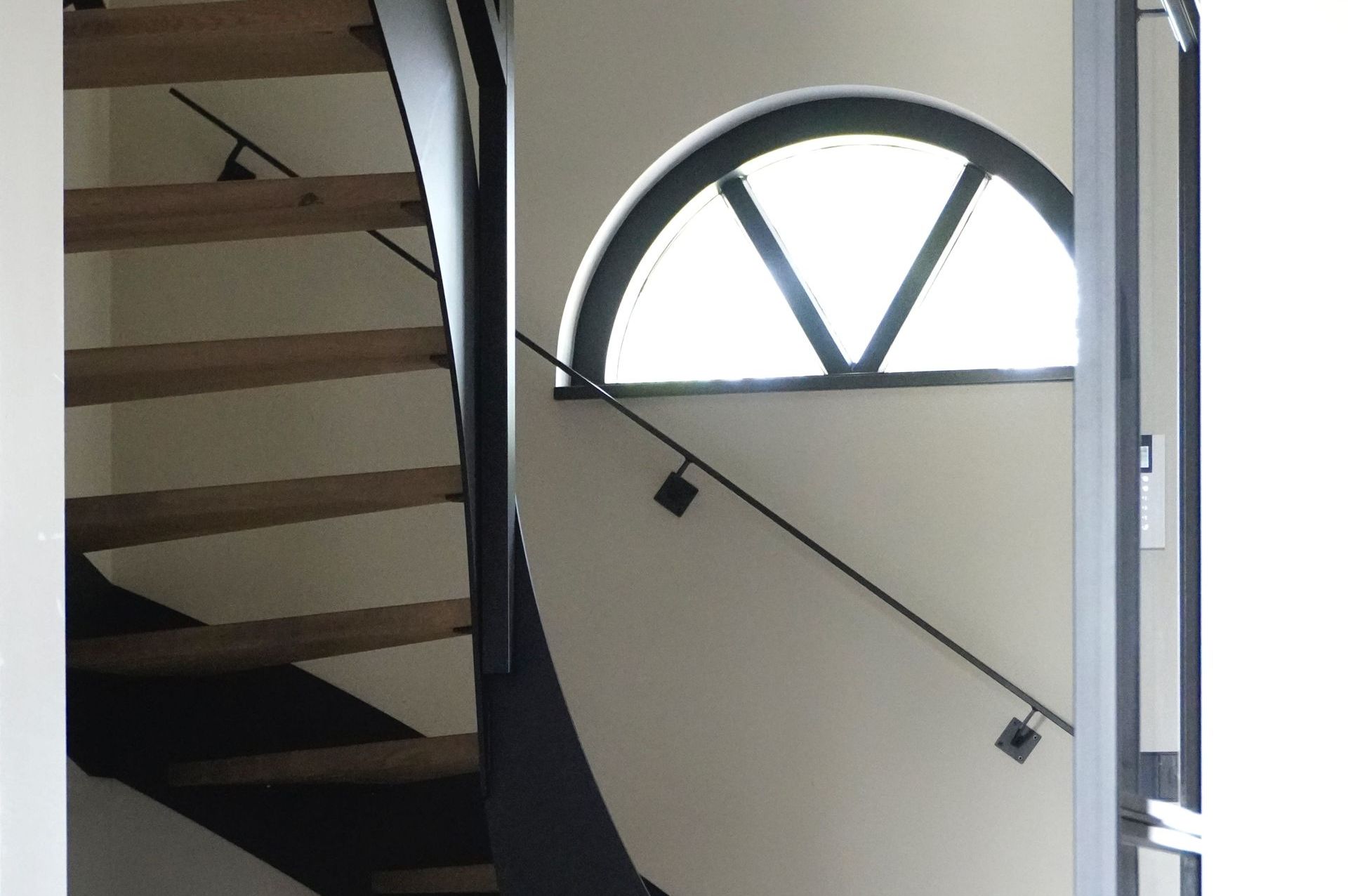 Stalen trapleuning langs trap, maatwerk