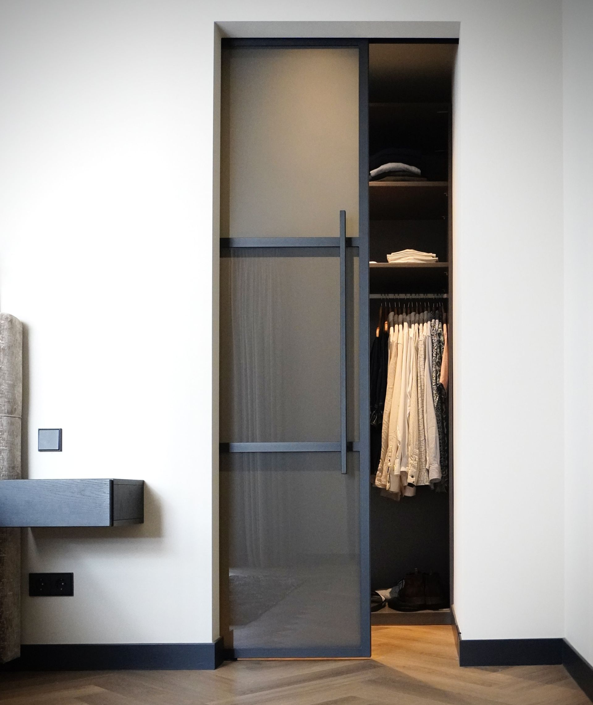 Stalen schuifdeur met grijs getint mat glas. Ideaal voor de badkamer, toilet of trapkast.