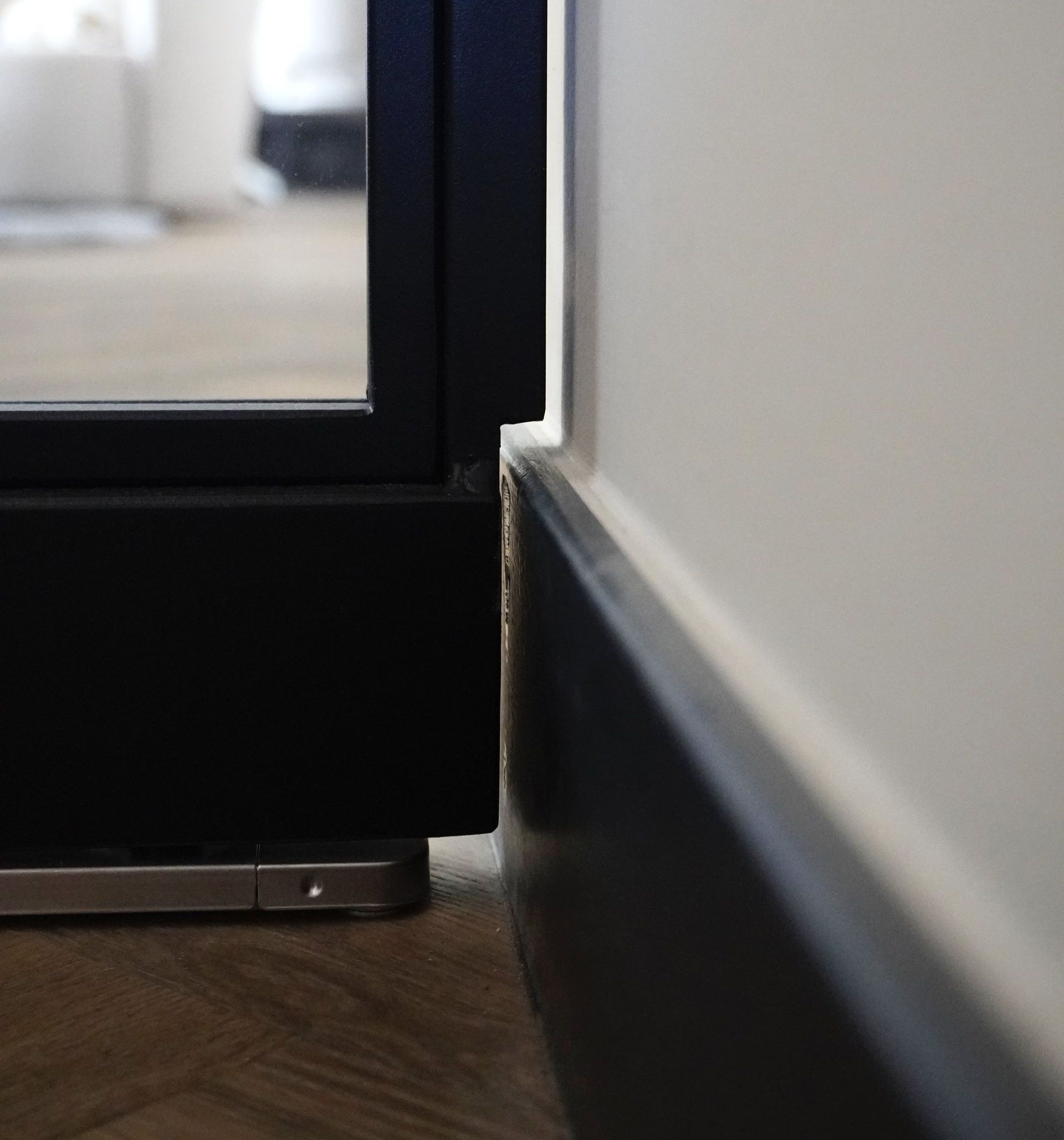 Strakke plint uitsparing in taatsdeur met glas