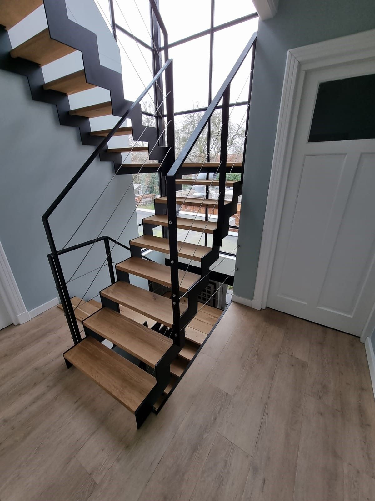 Stalen balustrade met staaldraad voor stalen trap met eikenhouten trede