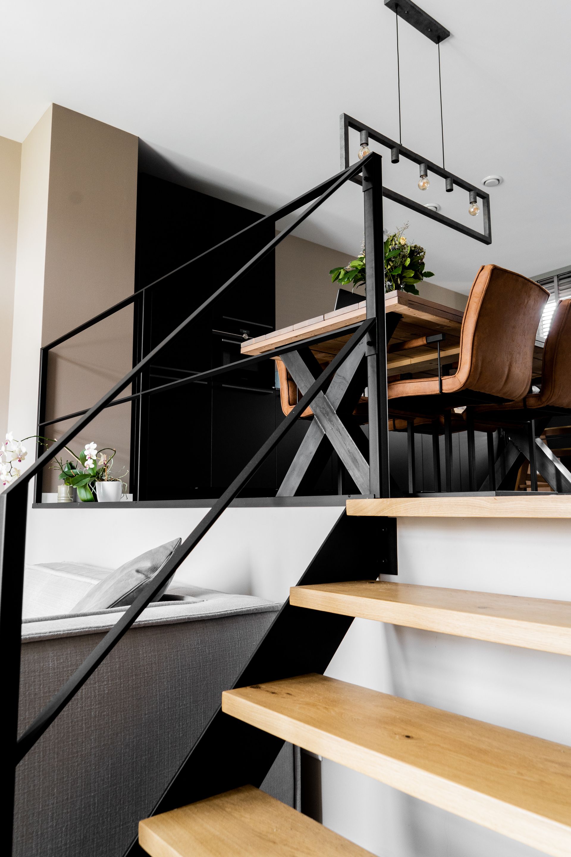 Stalen balustrade met trap met eikenhouten trede