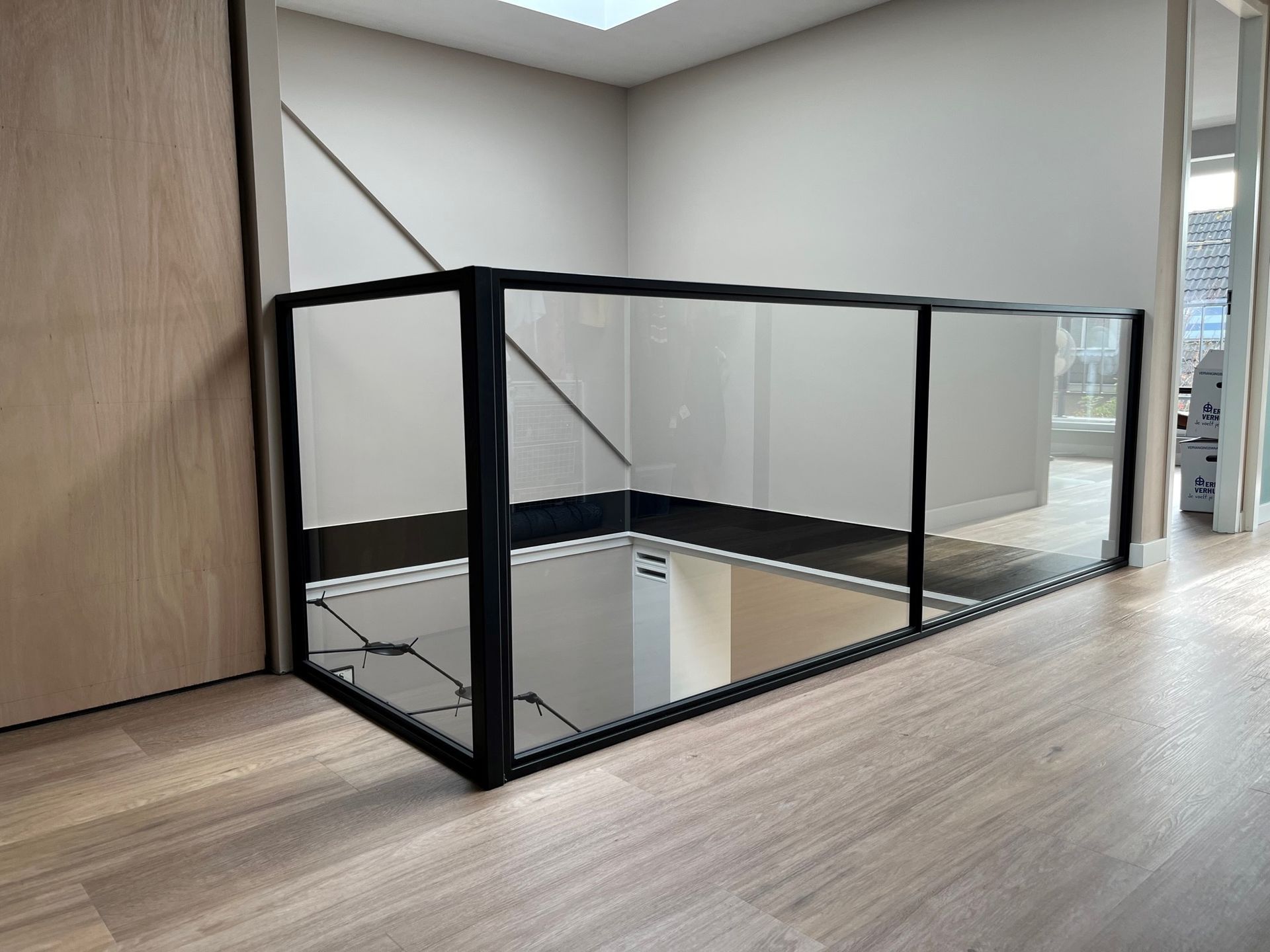 Stalen balustrade hoek met glas