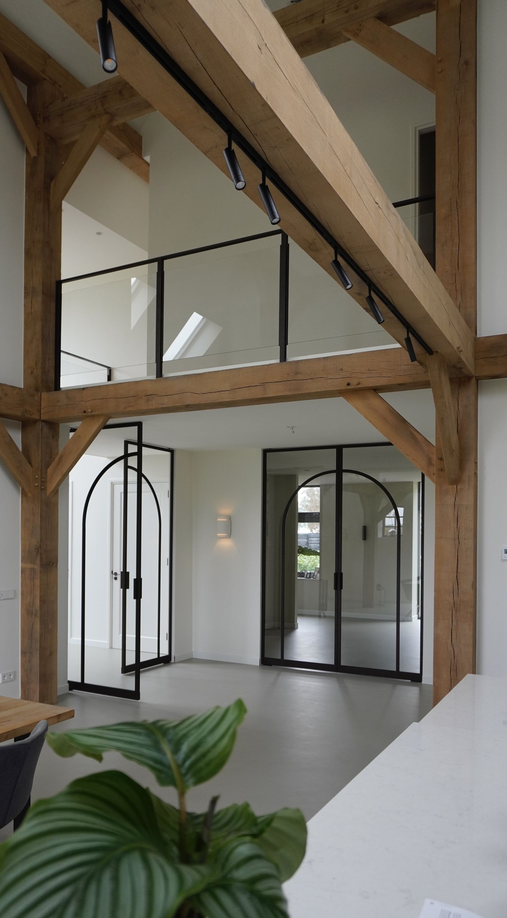 Maatwerk stalen balustrade rondom vide of traphek