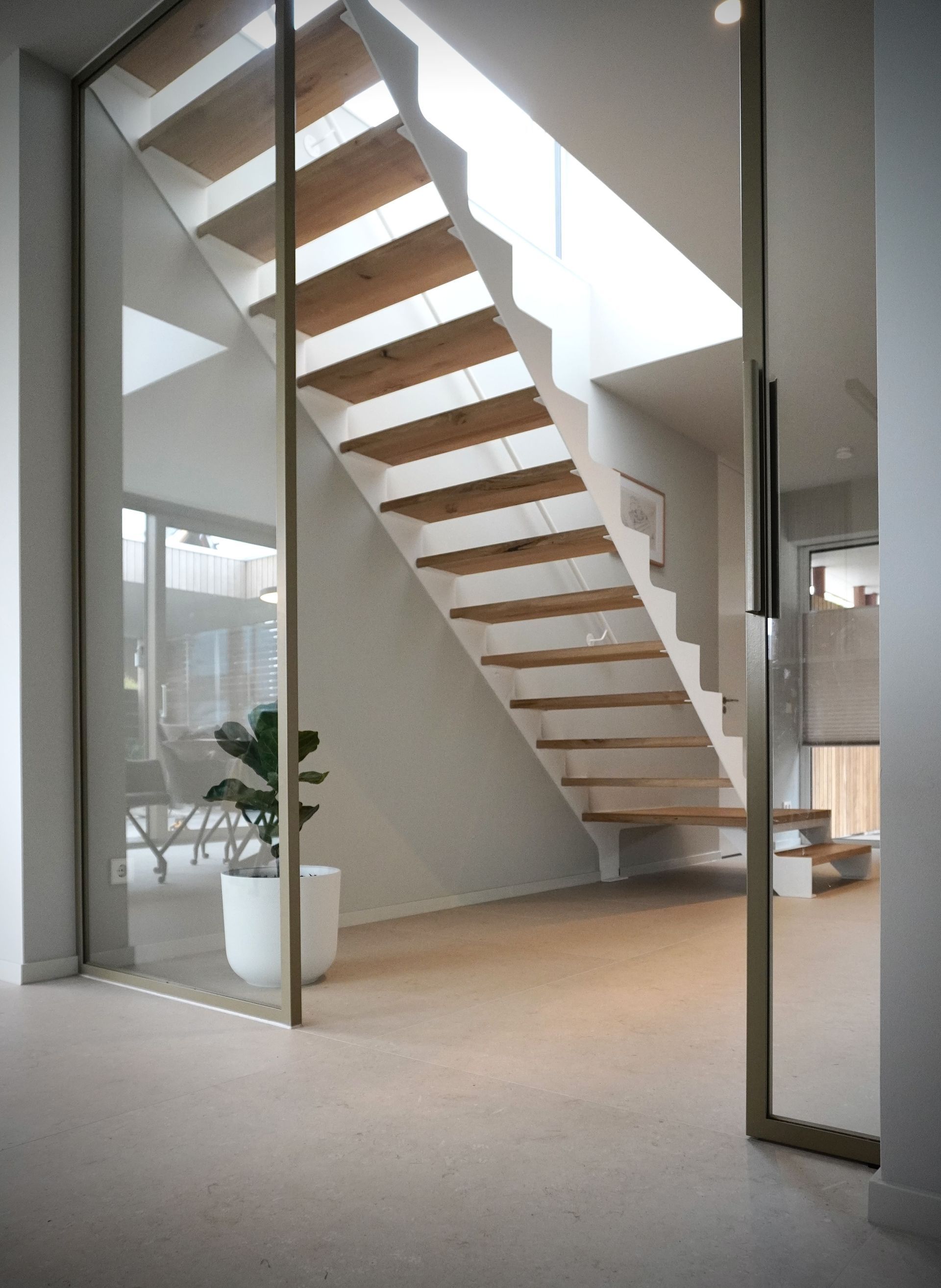 Witte stalen keepboomtrap met eiken treden. Op maat gemaakt door Hollemans Homesteel.