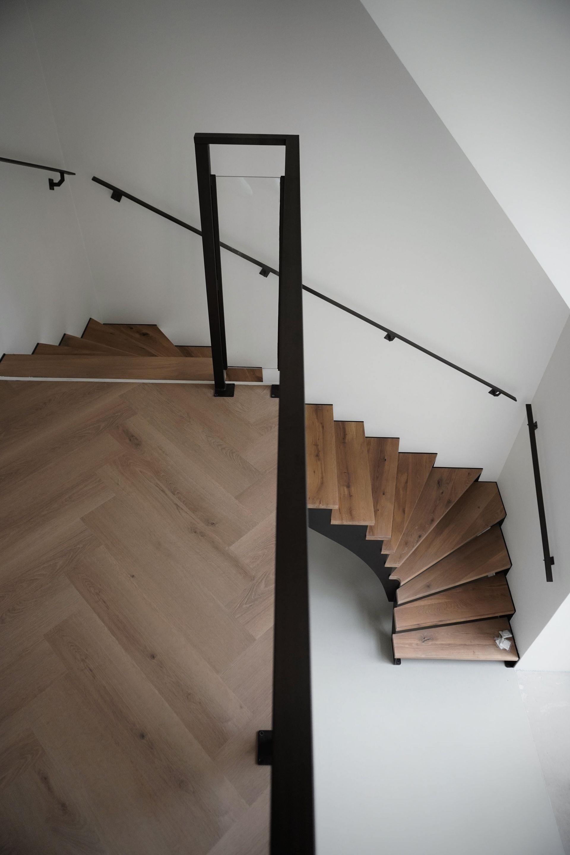 Stalen balustrade met glas rondom vide