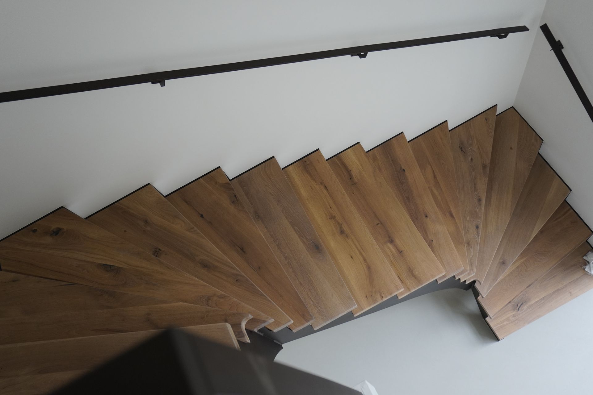 Warme eiken treden op een design stalen trap voor binnen