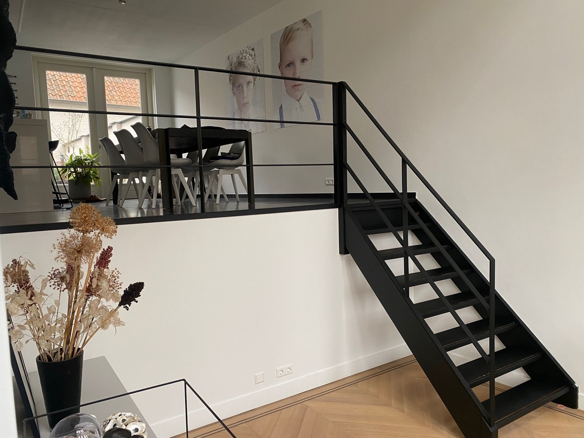 Zwart stalen vide-trap voor binnen.