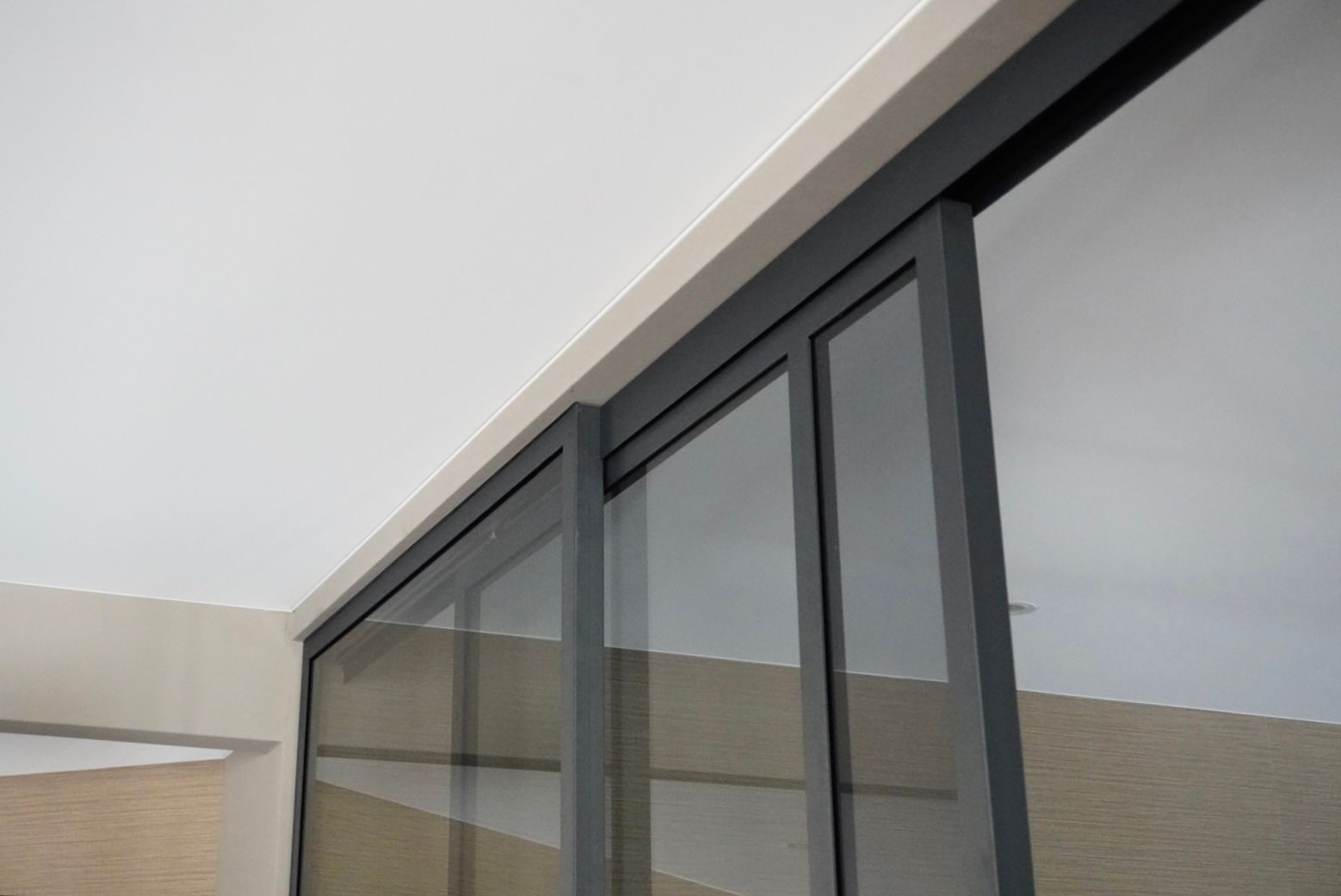 Stalen schuifdeuren met glas, uitgevoerd met een soft-close systeem.