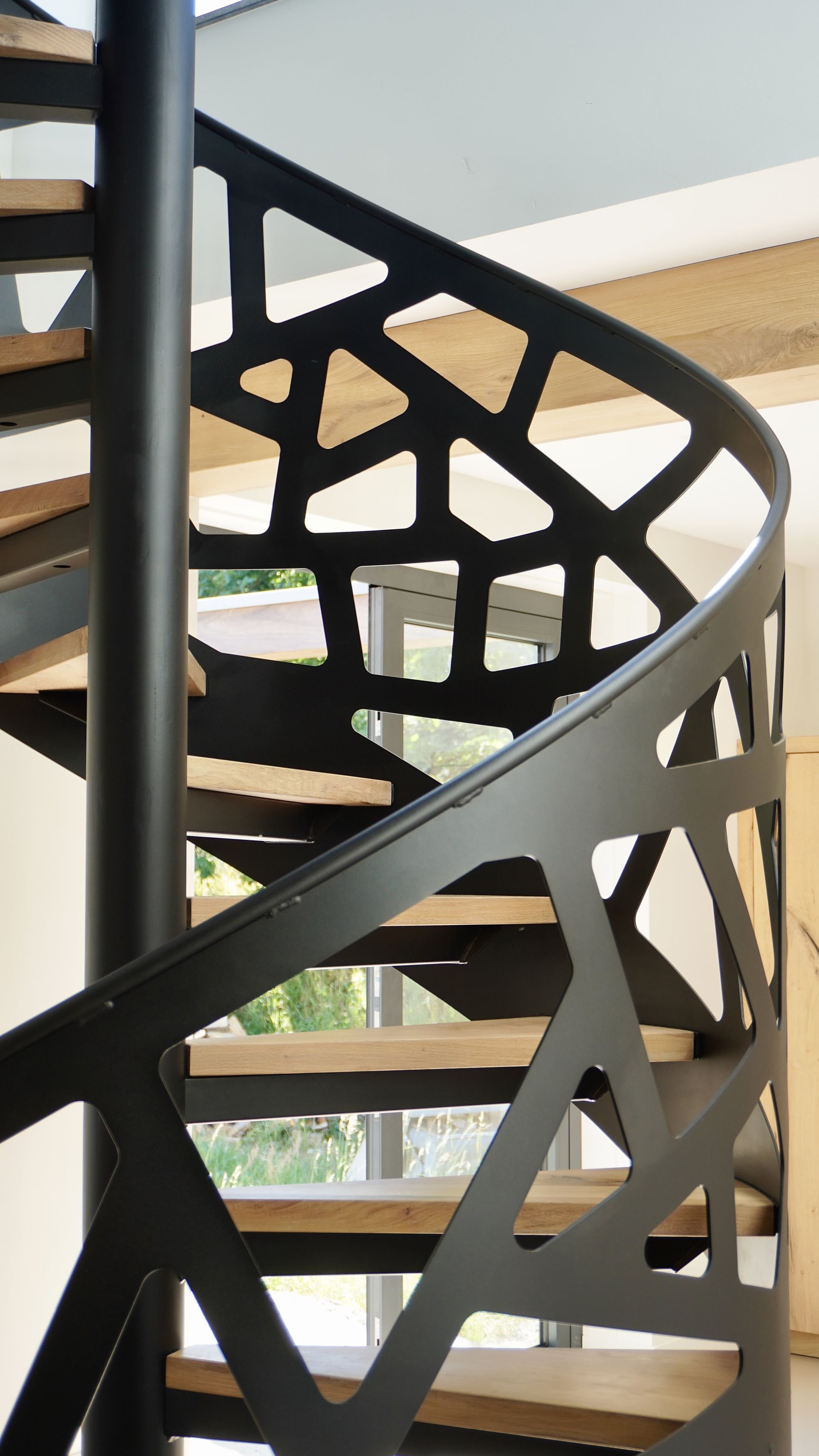 Stalen spiltrap met eikenhouten traptreden