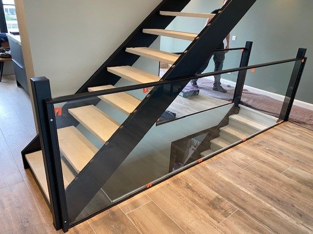 Stalen balustrade met glas hoek. Stalen trap met eikenhouten trede