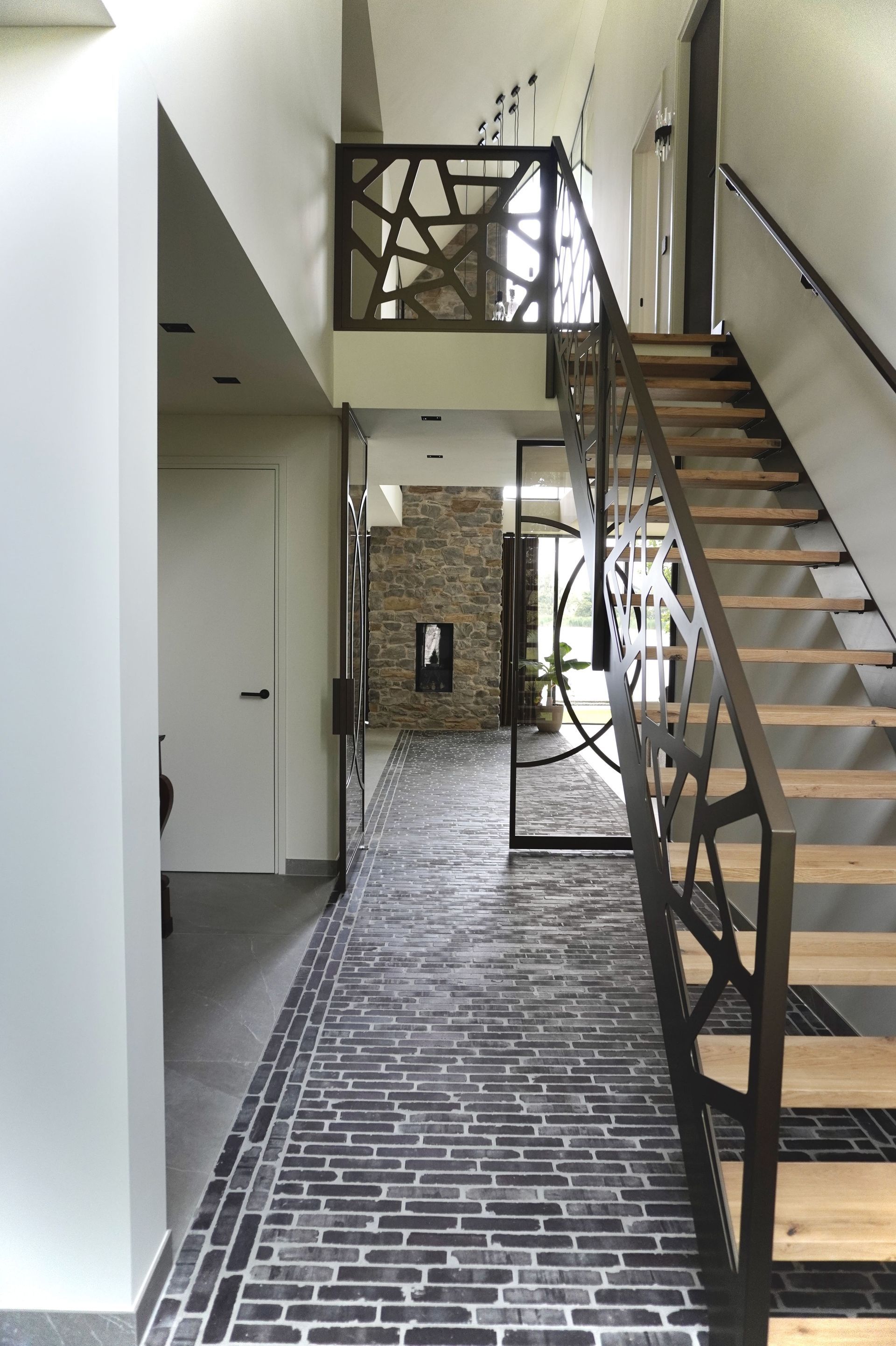 Stalen trap met daarnaast een stalen balustrade in design vorm